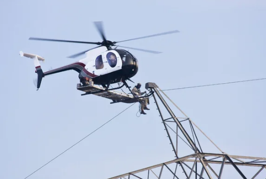 Obrero trabajando en un torre de alta tensión